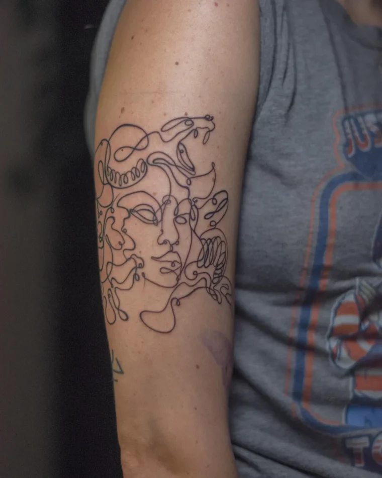 tatouage graphique motifs geometriques lignes fines line tattoo