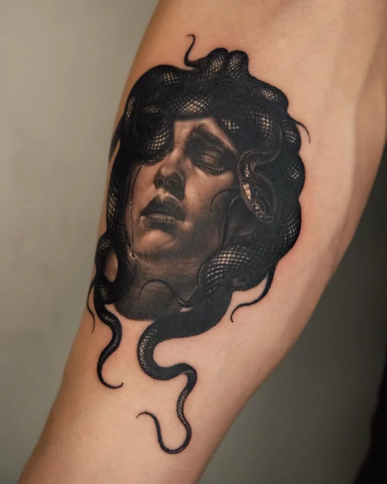 tatouage noir bras homme visage femme serpents cheveux