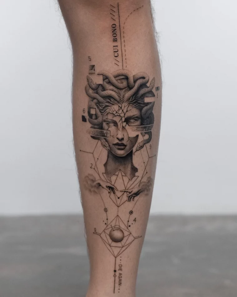 tatuage jambe homme motifs geomtriques symboles femme medusa