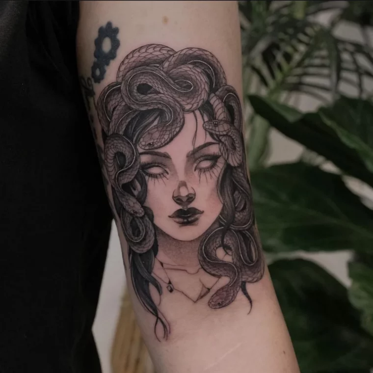 tete visage femme effrayante medusa cheveux serpents peau