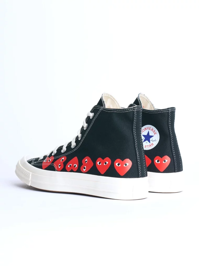 modele de converse pour homme montante couleur noir avec des coeurs rouges