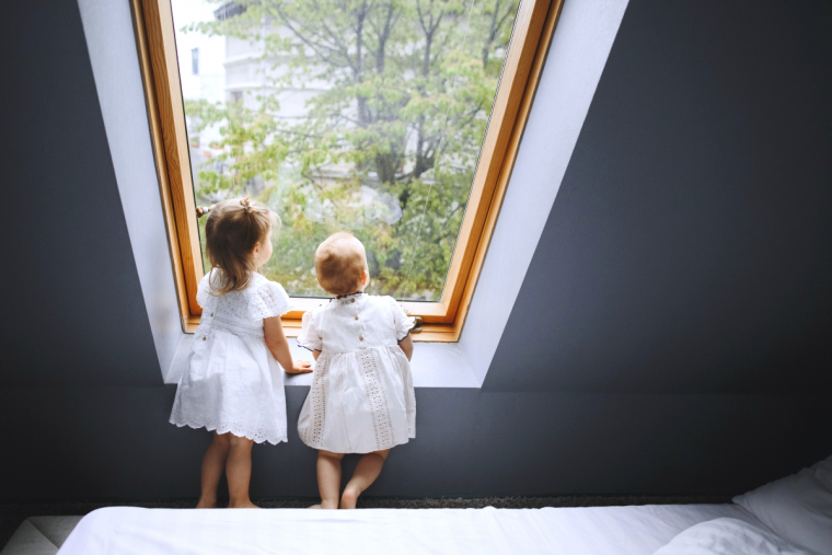 ameliorer le bien etre a la maison deux filles devant une fentre velux