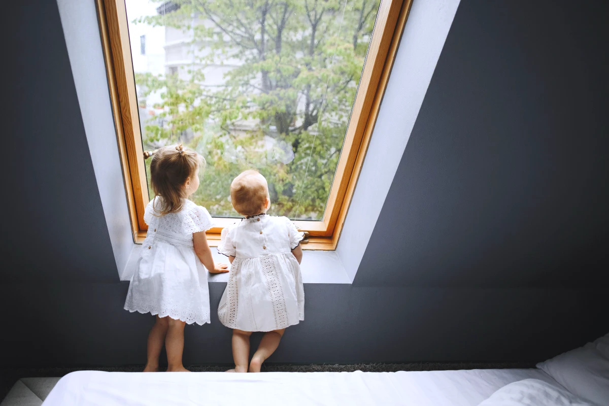 ameliorer le bien etre a la maison deux filles devant une fentre velux