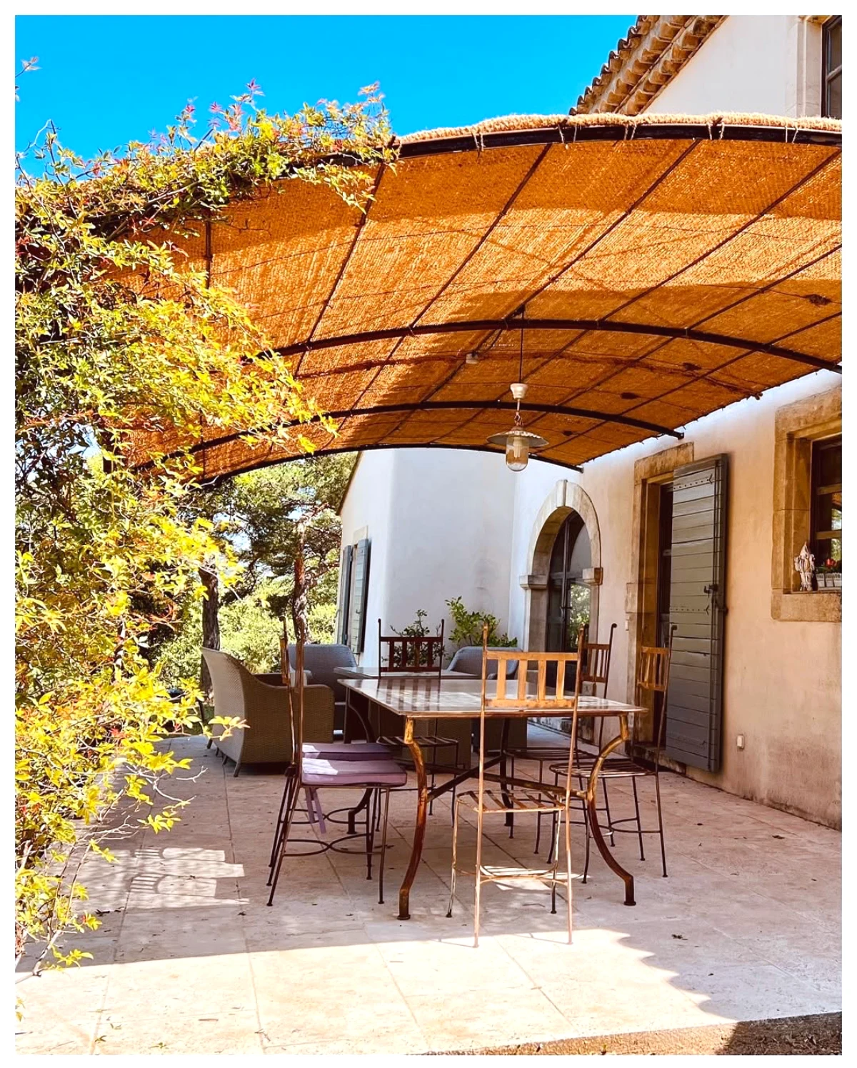 comment habiller votre pergola avec des matieres naturelles toile coco maison