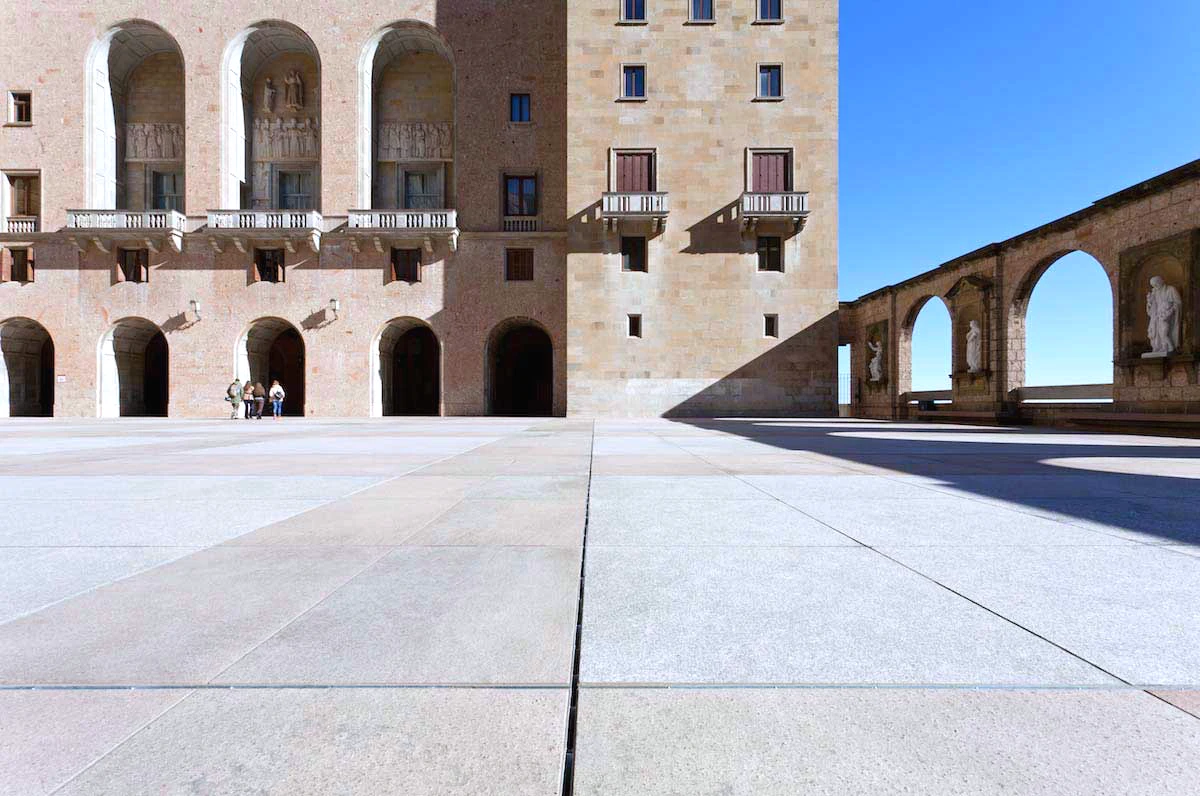 grilles a fente montserrat sanctuaire ciel bleu