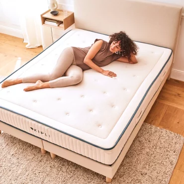 matelas en latex naturel femme qui dors dessus