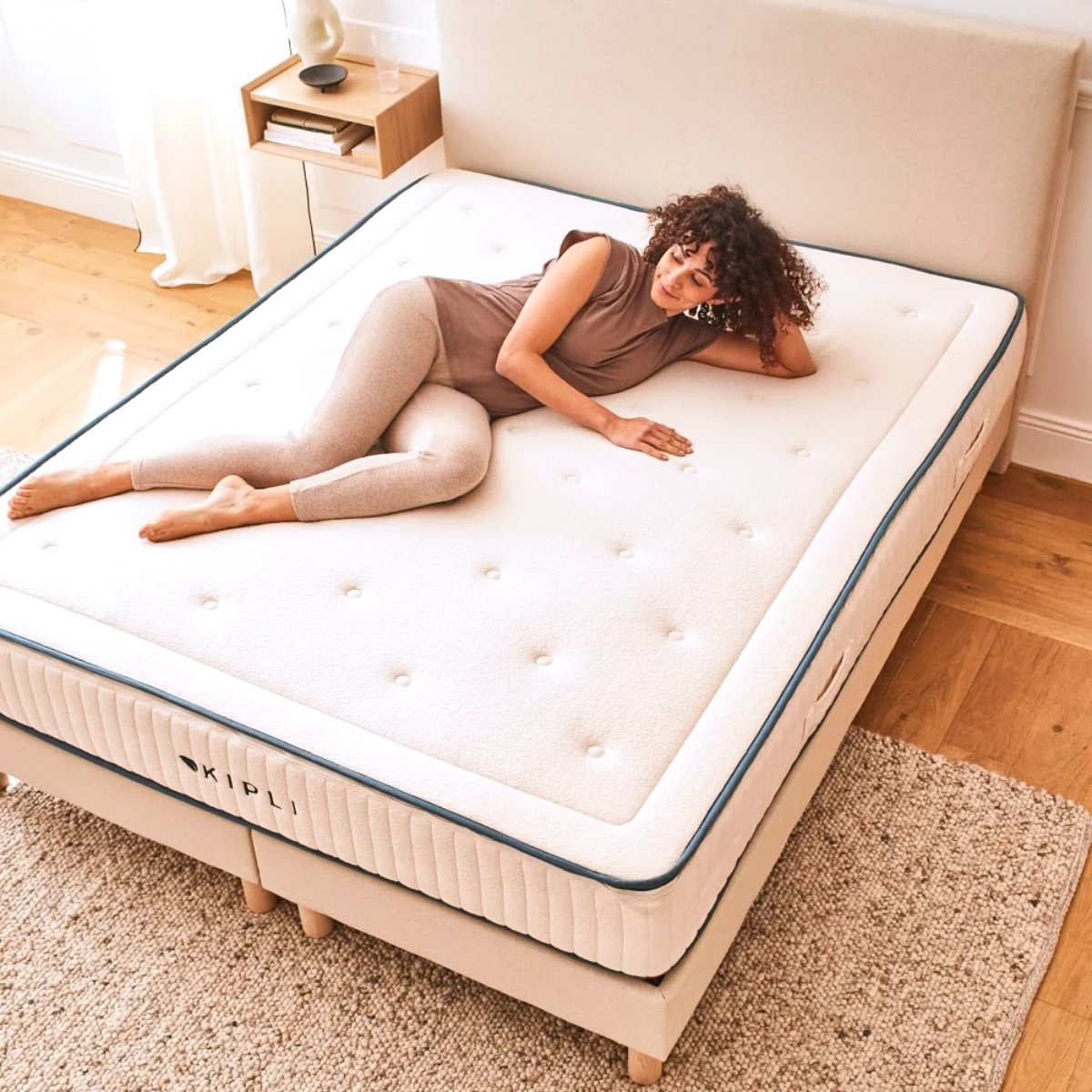matelas en latex naturel femme qui dors dessus