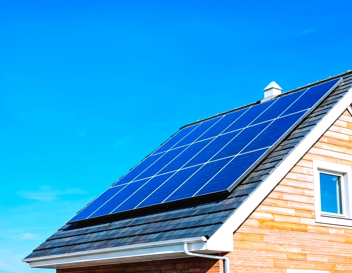 panneaux solaires sur le toit d une maison
