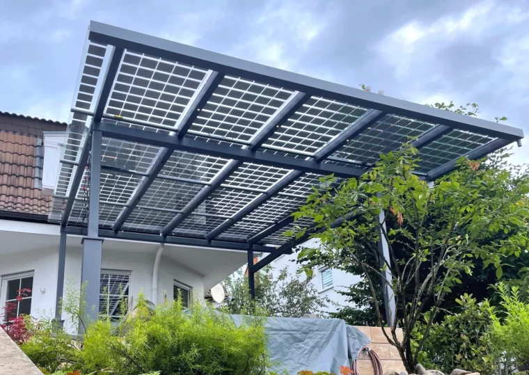panneaux solaires sur une terrasse plantes vertes