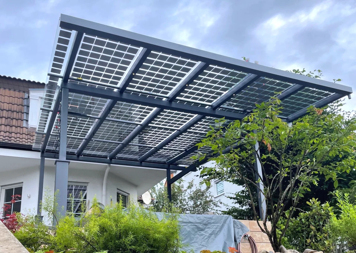 panneaux solaires sur une terrasse plantes vertes