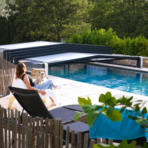 un abri de piscine sokool femme avec un chien au bord de la piscine