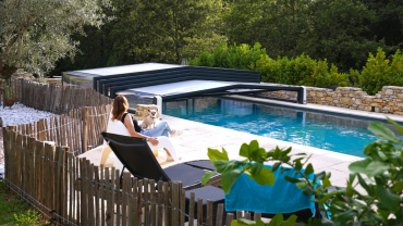 un abri de piscine sokool femme avec un chien au bord de la piscine