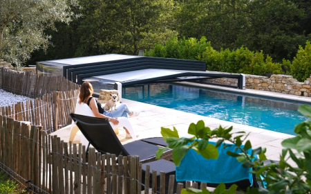 un abri de piscine sokool femme avec un chien au bord de la piscine