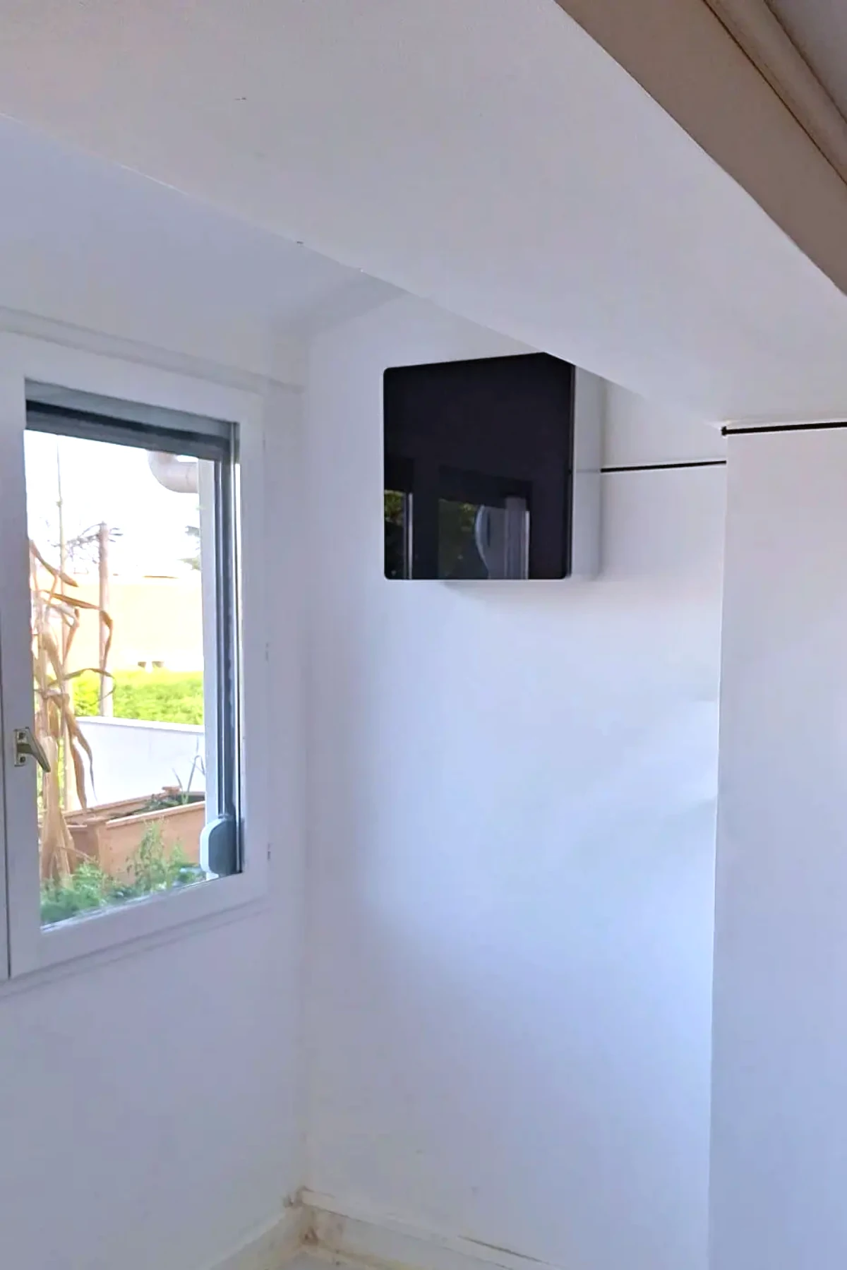 Ventilation vph design a l interieur sur un mur blanc fenetre