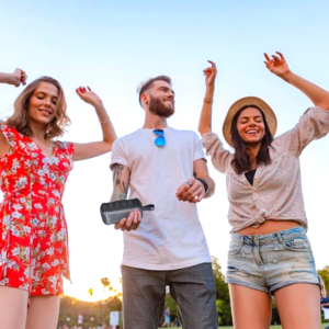 comment choisir une enceinte portable amis qui s amusent