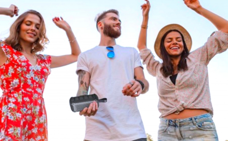 comment choisir une enceinte portable amis qui s amusent