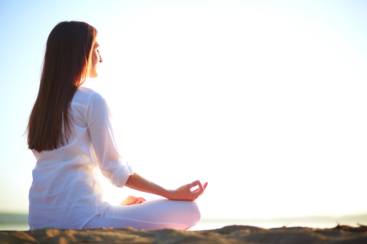 femme qui fait de la meditation