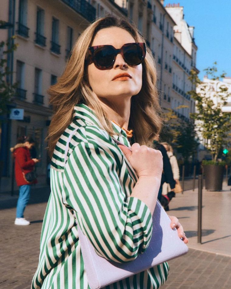 lunettes de soleil tendances 2025 femme blonde dans la rue