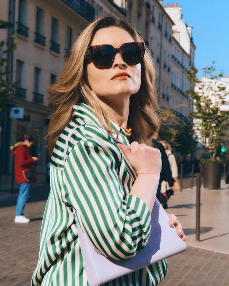 lunettes de soleil tendances 2025 femme blonde dans la rue