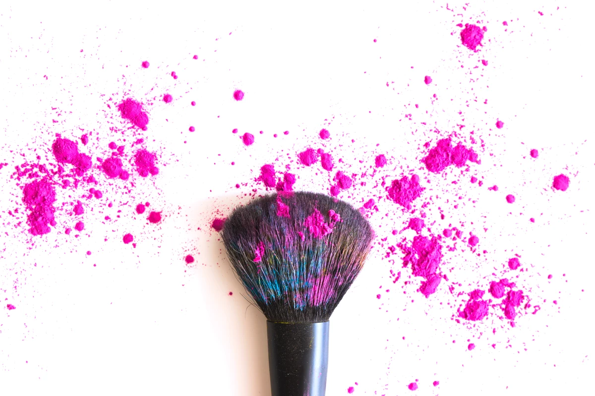 pinceau maquillage taches de couleur fuschia