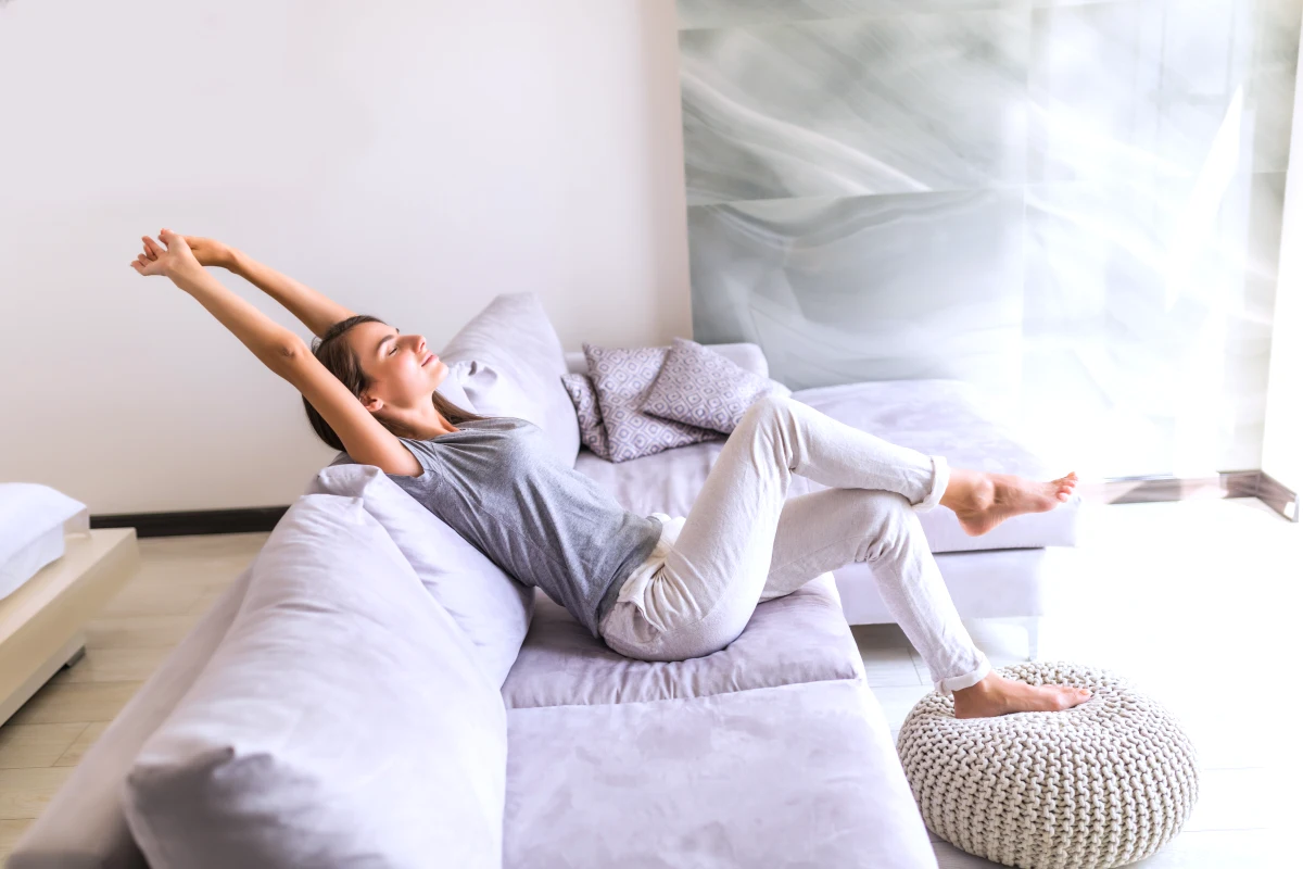 pompe a chaleur air air femme dans la maison sur un canape