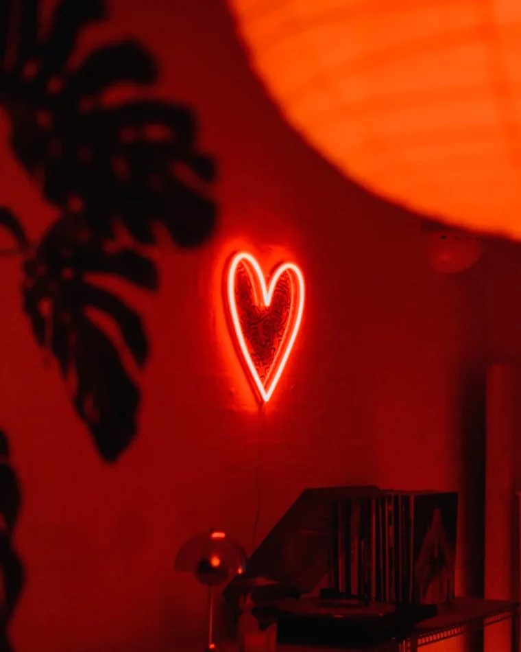 ambiance romantique en forme de coeur lumiere rouge