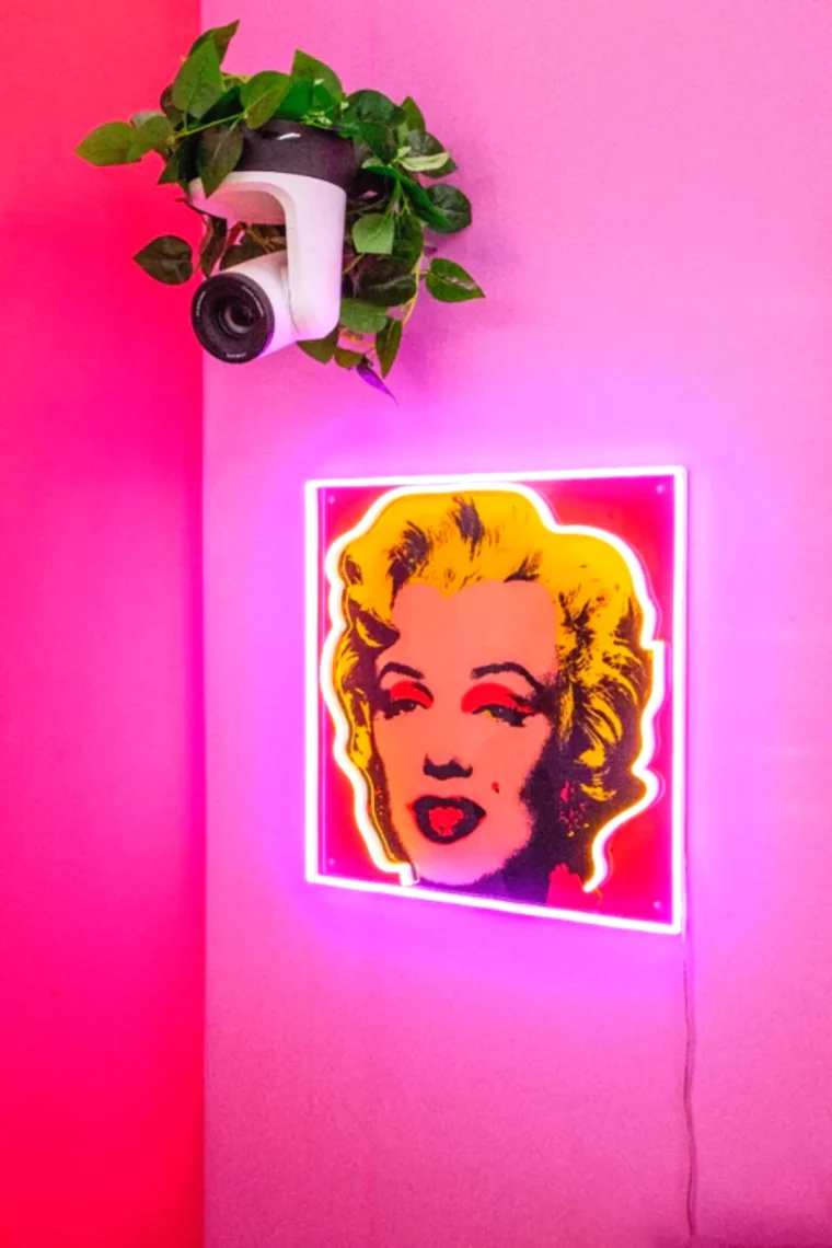 led personnalise la decoration neon sur une tableau mur rose