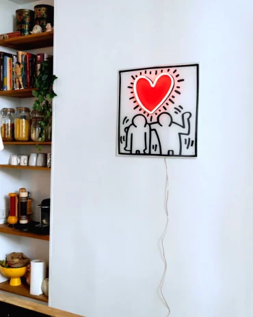 mur blanc avec en deco led personnalise en forme de coeur rouge