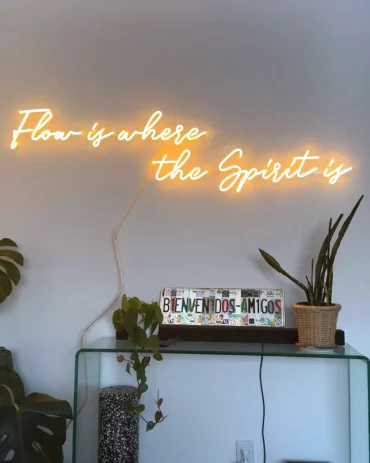 neon personalisable texte jaune sur un mur blanc