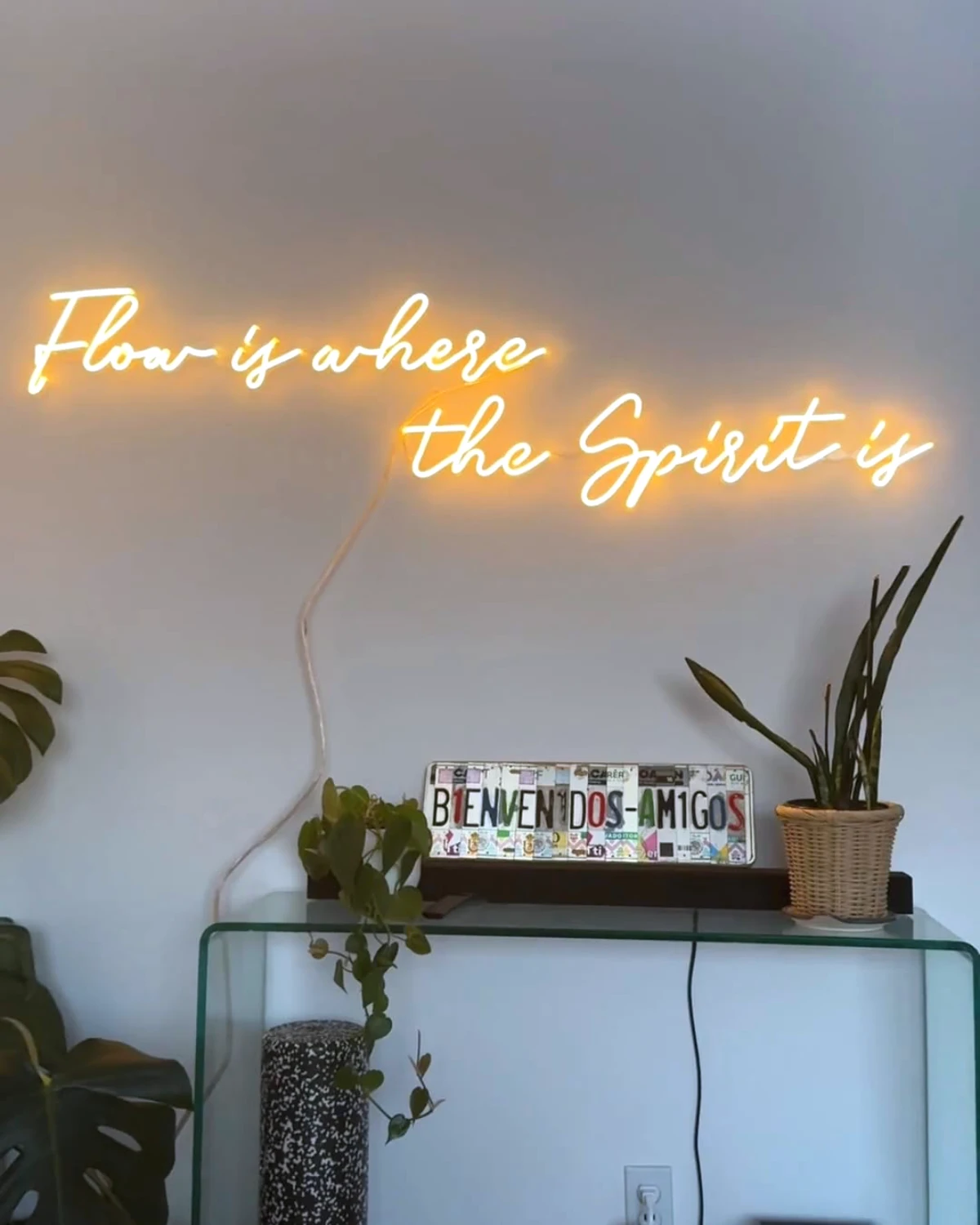 neon personalisable texte jaune sur un mur blanc