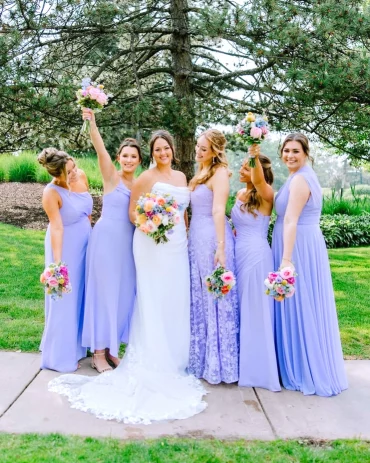 robe de mariee blanche avec les demoiselle d honneur en bleu