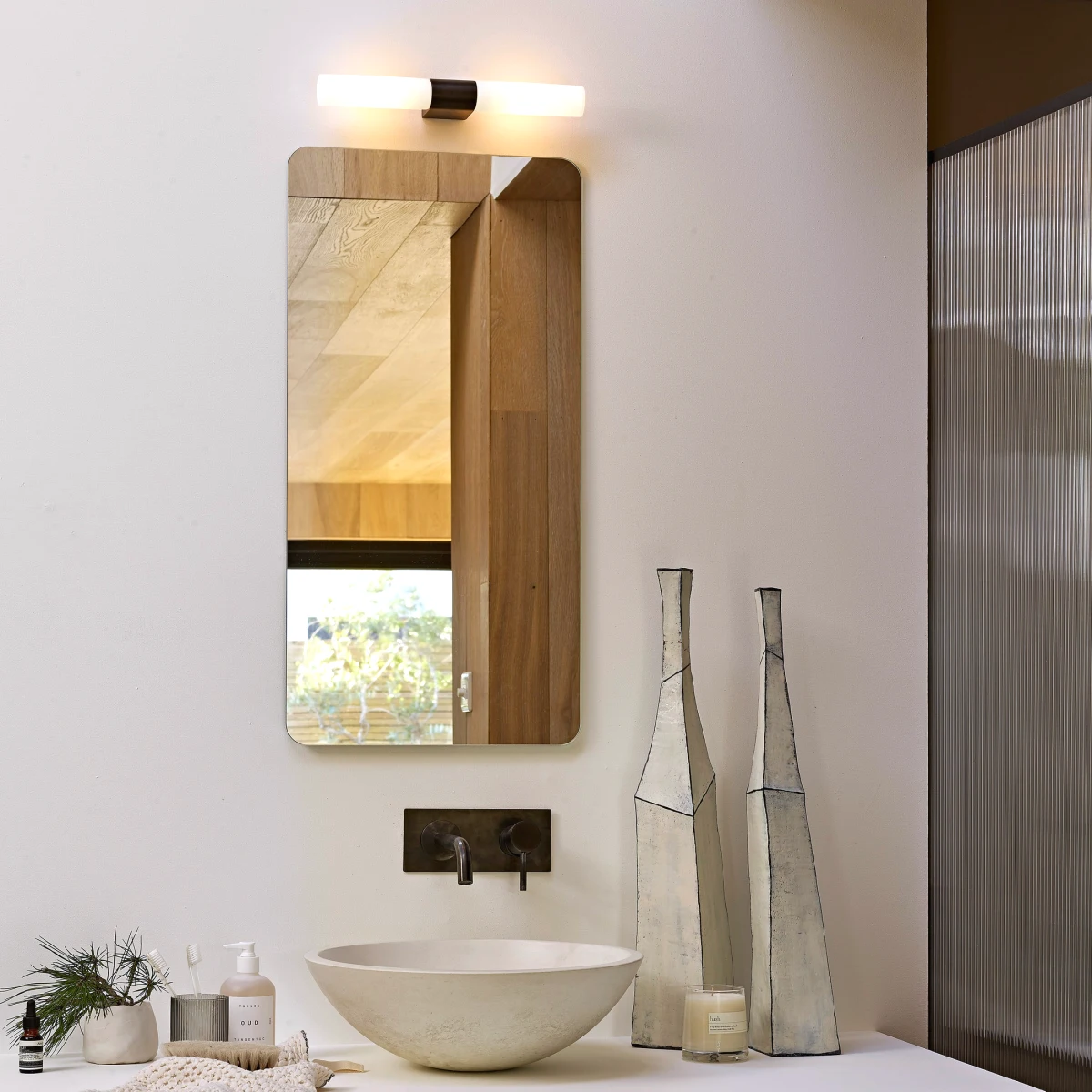 salle de bain applique moderne sur le miroir vasque