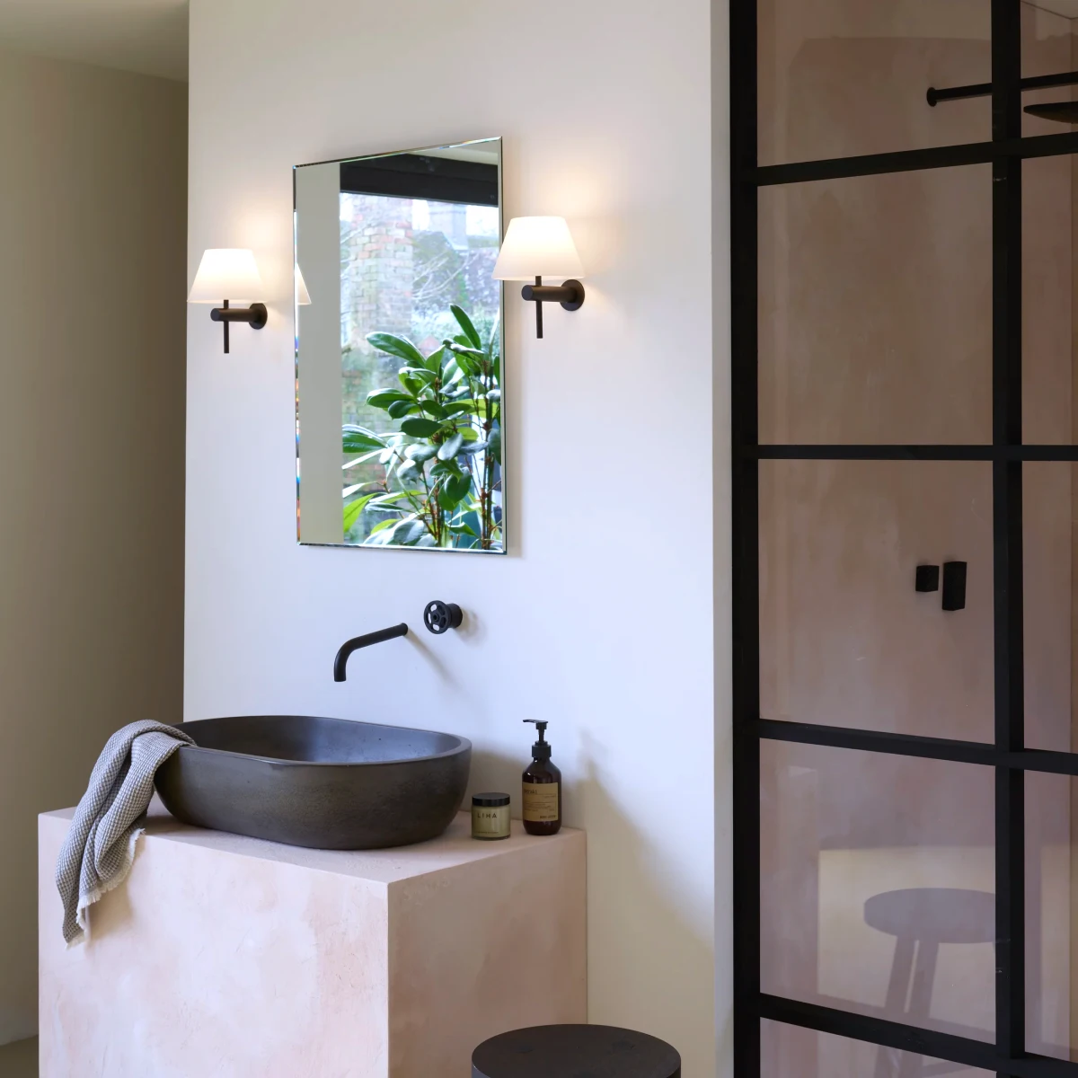 comment bien choisir les appliques pour la salle de bain miroir