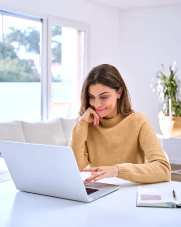 cardif meilleure assurance habitation femme devant un ordi