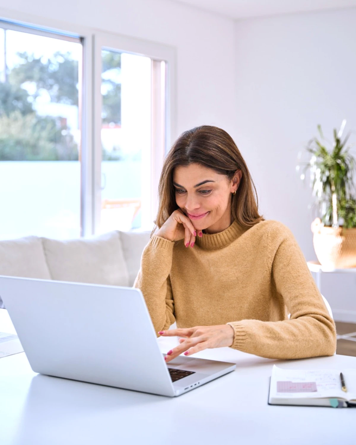 cardif meilleure assurance habitation femme devant un ordi