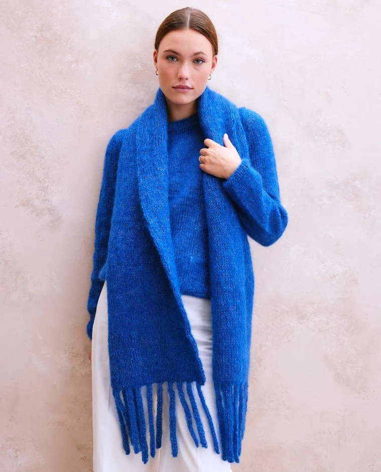 apprendre a tricoter femme echarppe bleu