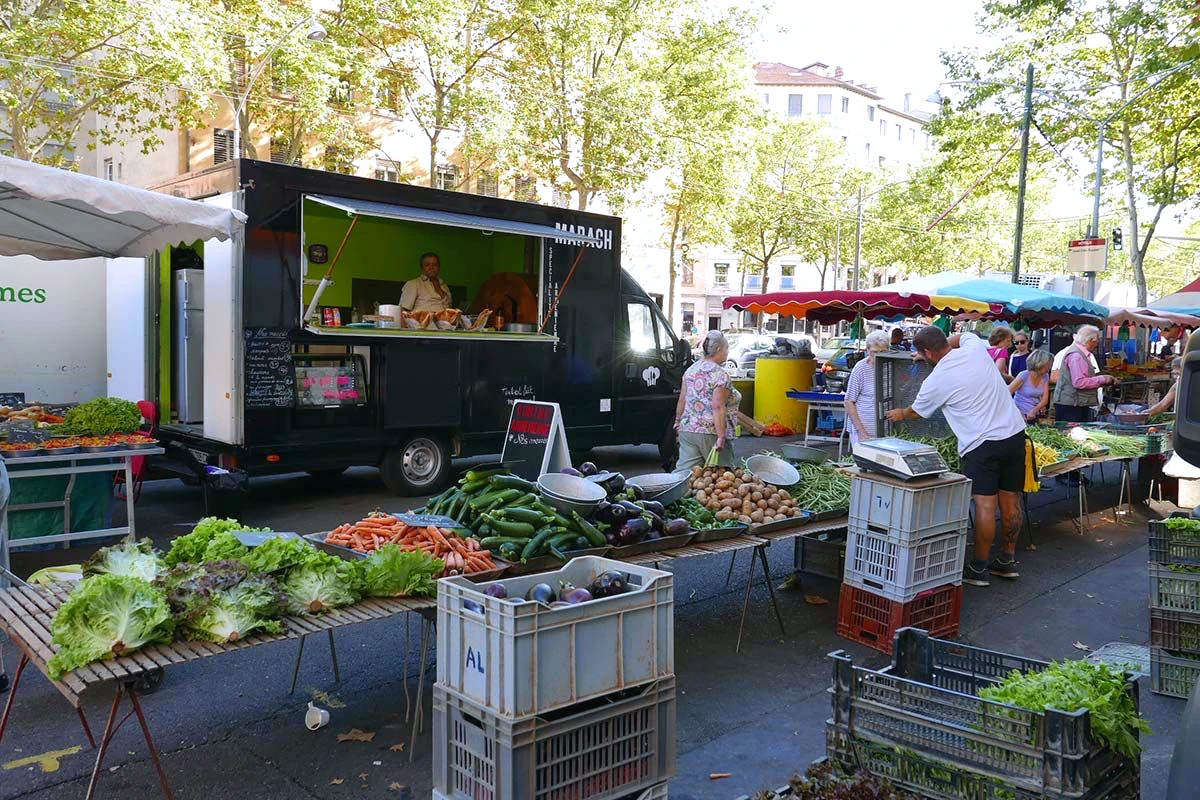 le marche de la croix rousse a lyon