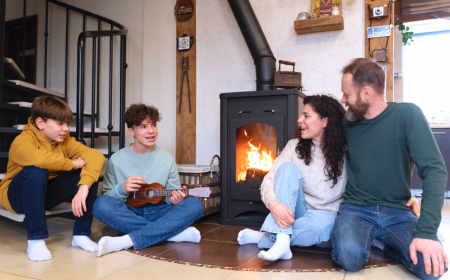 poele a bois famille devant le feu
