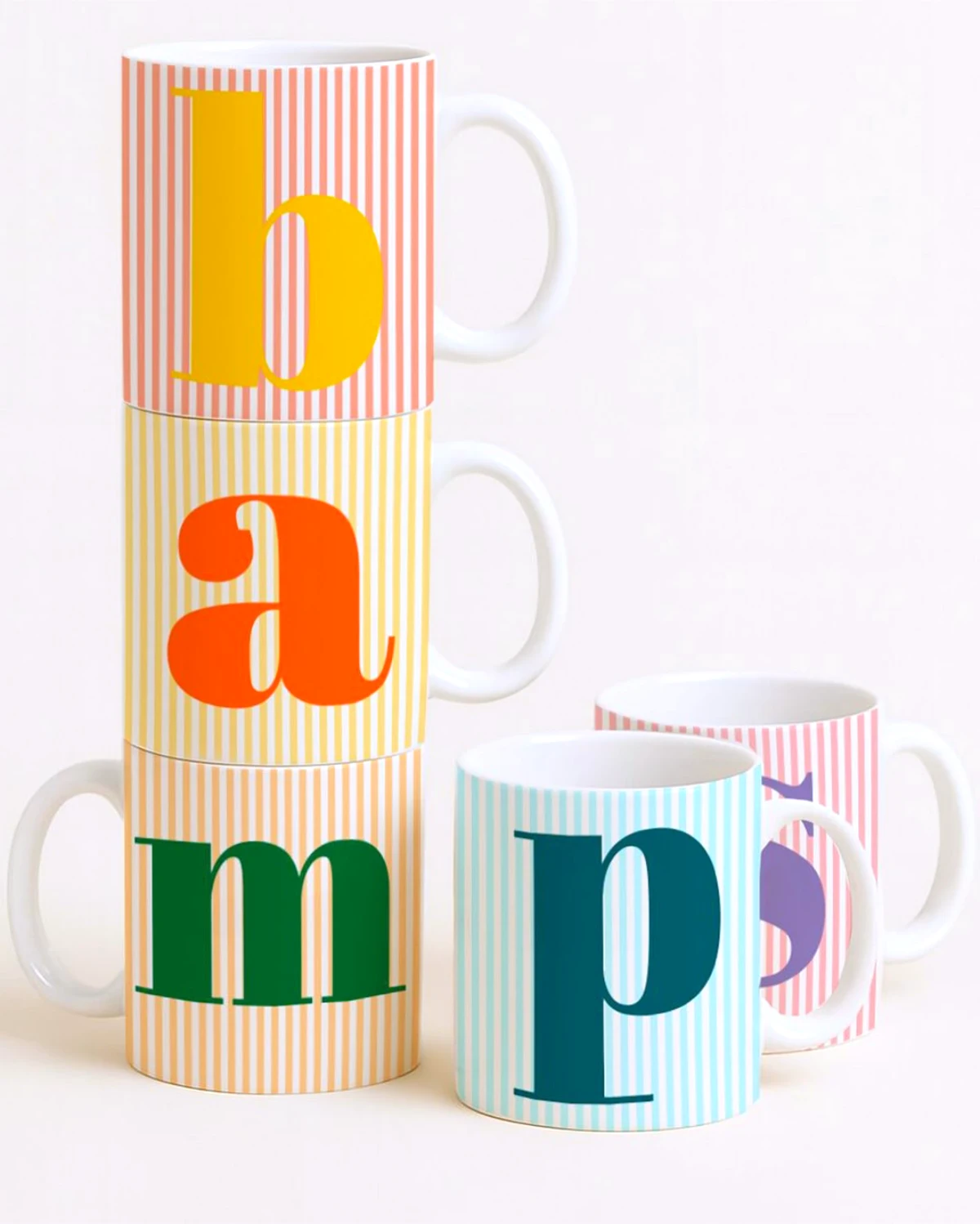 idees cadeau secret santa differents mugs avec des lettres