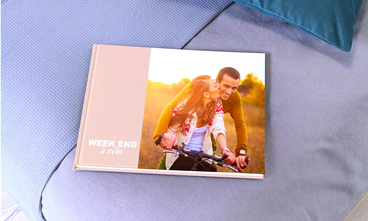 livre photo personnalise cadeau qui touche couple sur un velo