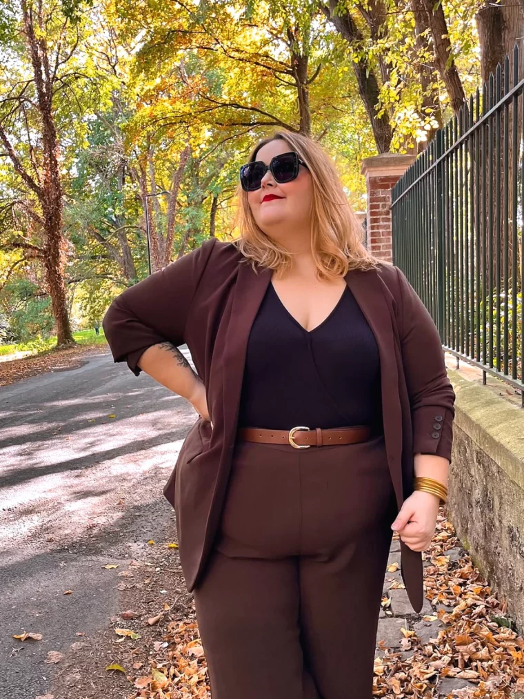 idees de look pour femme pour aller au bureau grande taille veste et pantalon marron