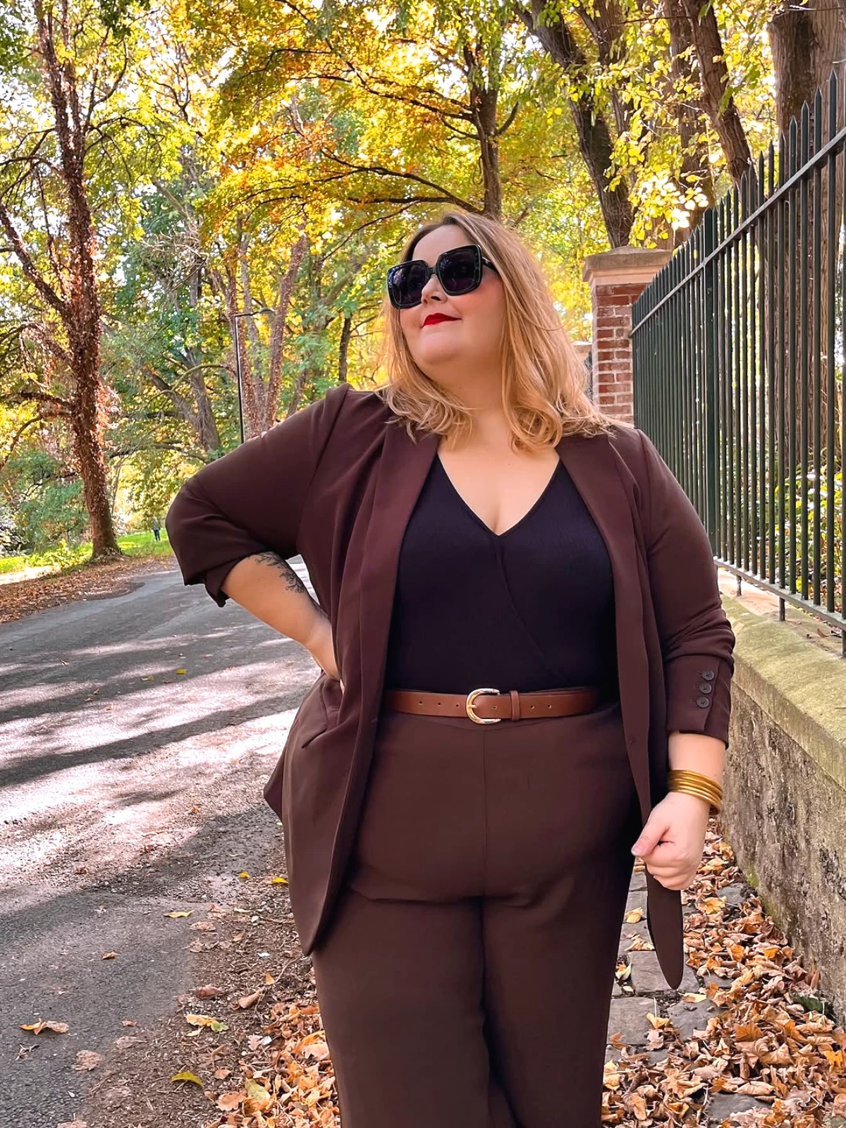 idees de look pour femme pour aller au bureau grande taille veste et pantalon marron ulla popken