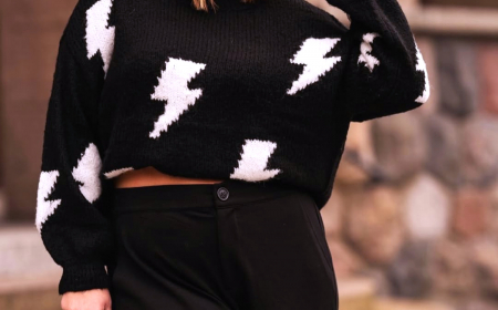 idees de style chic femme ronde pull noir et blanc pantalon noir