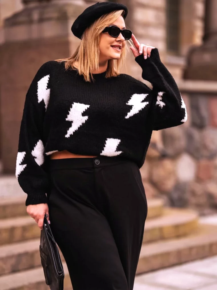 idees de style chic femme ronde pull noir et blanc pantalon noir