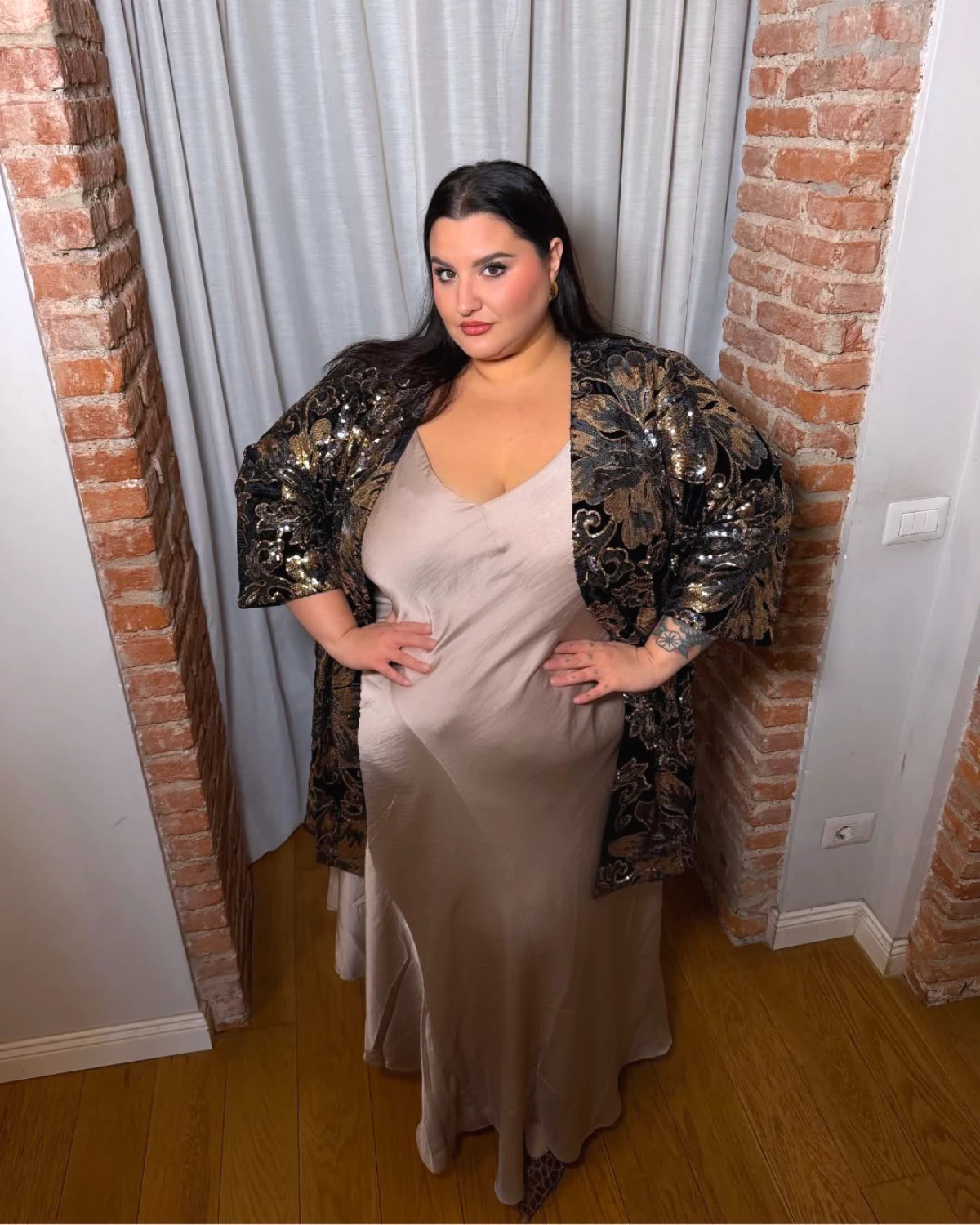 ulla popken mode grande taille tenue de soiree robe en satin beige gilet